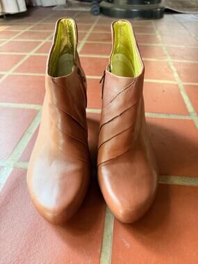 TSUBO Women’s 9 Cognac Leather Ankle Boots Pleated Side Zip Heels EU 40